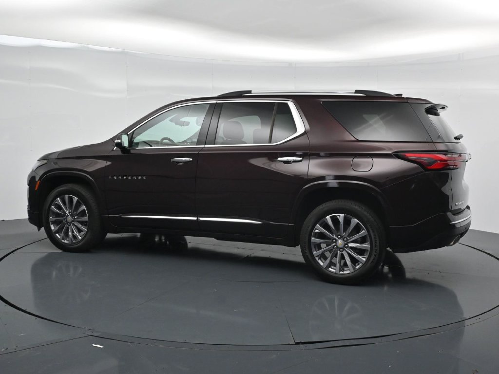 Used 2023 Chevrolet Traverse Premier FWD image 4