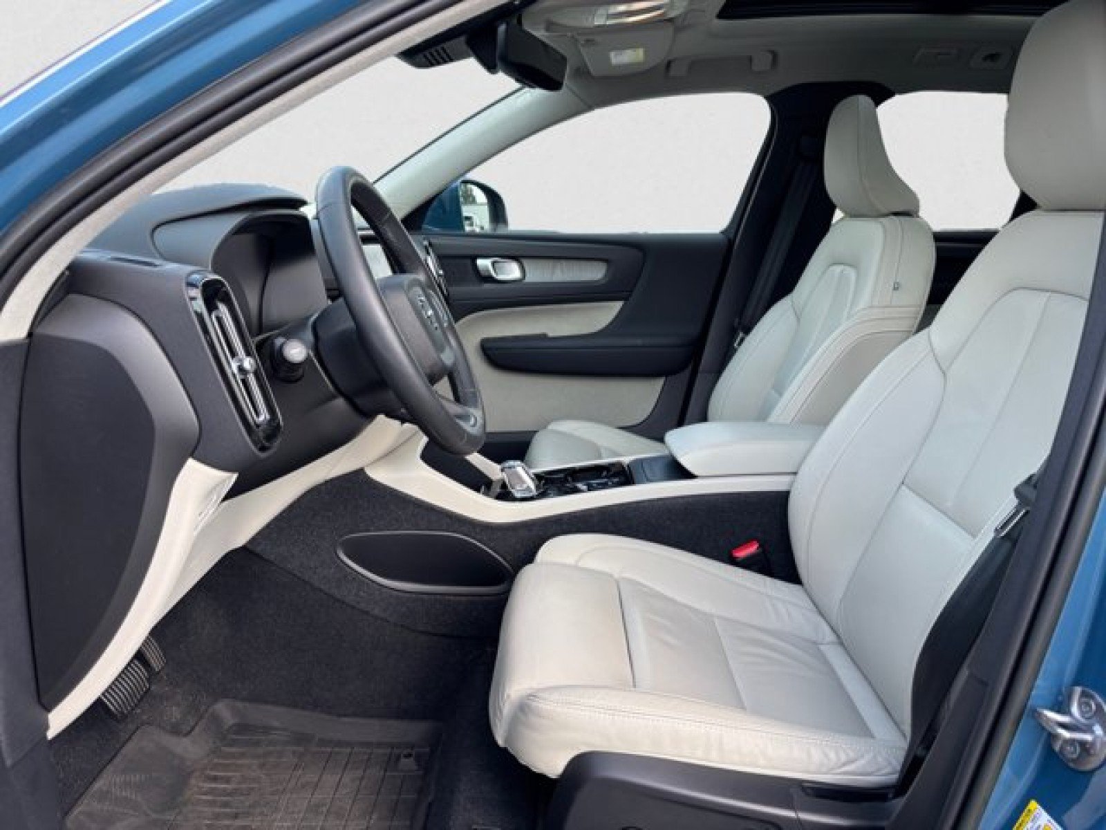 Used 2023 Volvo XC40 B5 Plus w/ Driver Assist Package AWD/4WD image 10