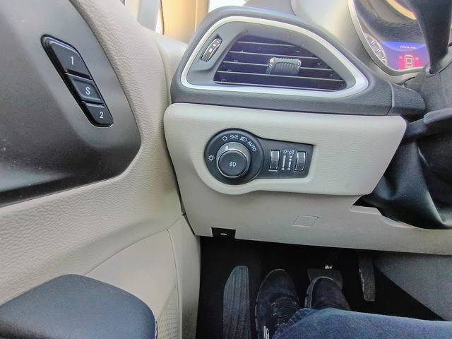 Used 2024 Chrysler Pacifica Touring-L image 32