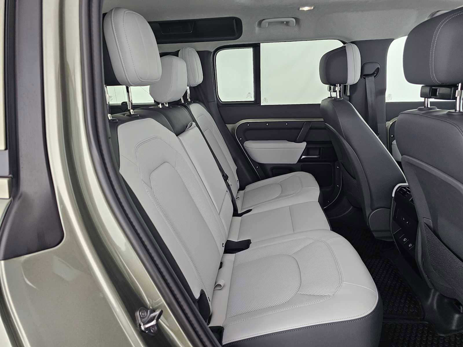 New 2025 Land Rover Defender 110 X image 5