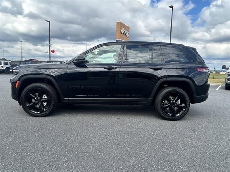 New 2025 Jeep Grand Cherokee Altitude image 5