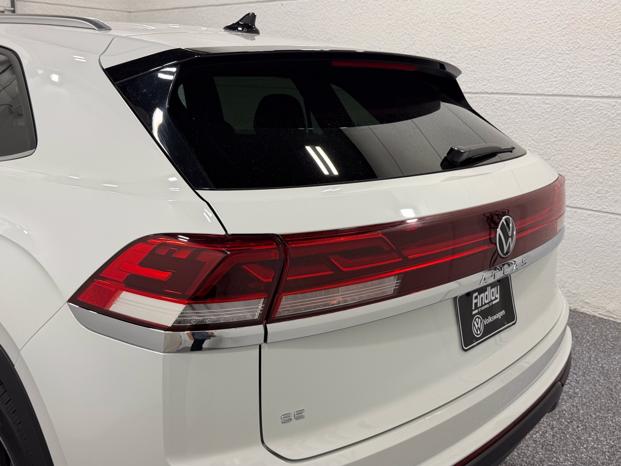 Certified 2024 Volkswagen Atlas Cross Sport SE FWD image 16