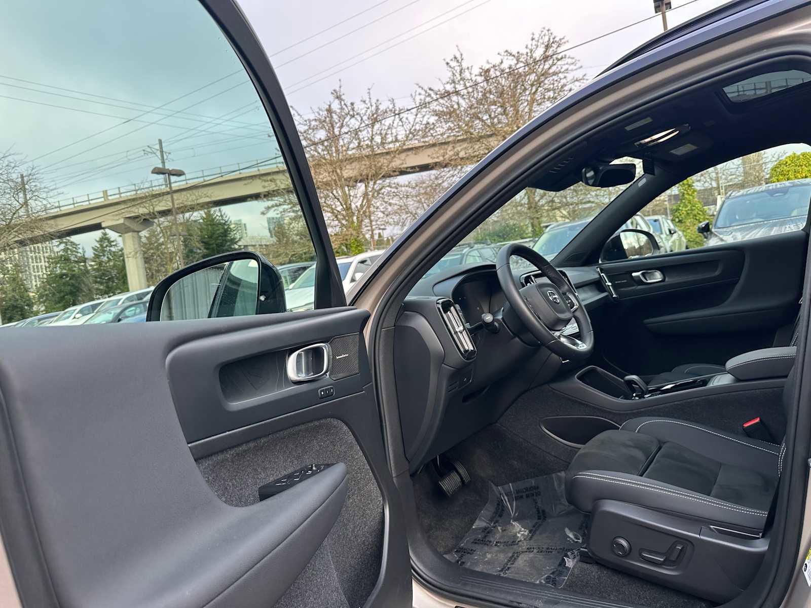 Certified 2023 Volvo XC40 Recharge Ultimate w/ Protection Package Premier image 20