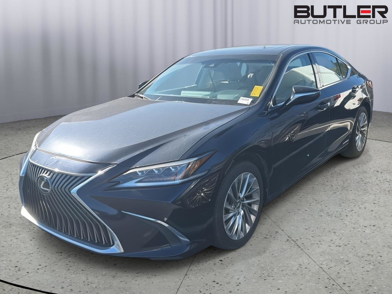 Used 2020 Lexus ES 300h Ultra Luxury w/ Accessory Package 2 FWD image 1