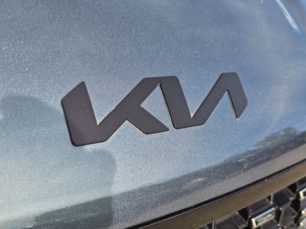 Certified 2025 Kia Carnival SX w/ SX Dark Edition Package image 5