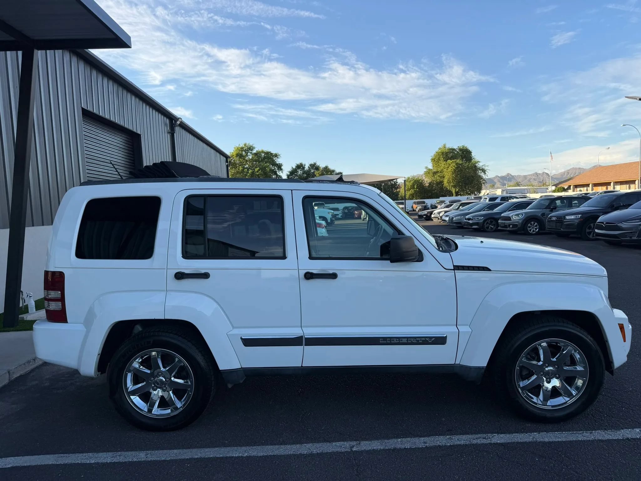 Used 2011 Jeep Liberty Limited w/ Tire & Wheel Group RWD image 12