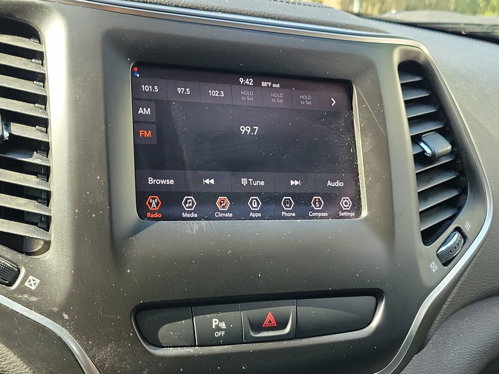 Used 2019 Jeep Cherokee Latitude w/ Popular Appearance Group FWD image 26
