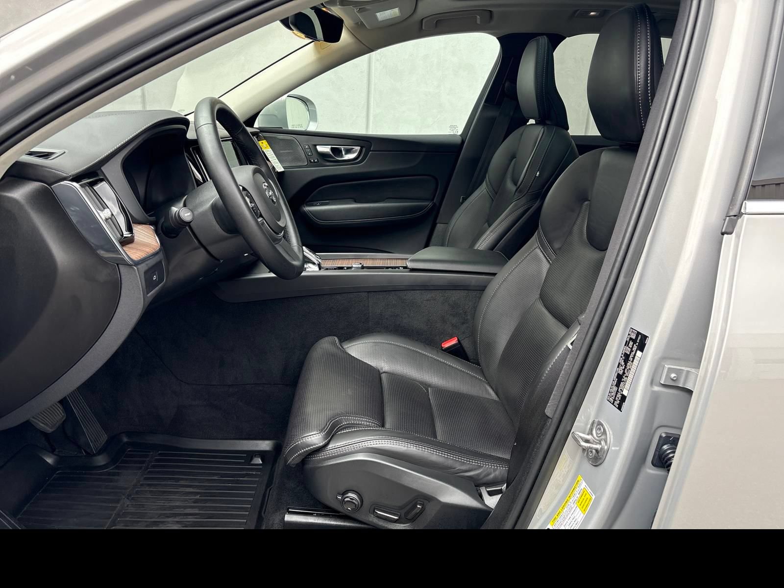 Certified 2023 Volvo XC60 B5 Ultimate w/ Climate Package AWD/4WD image 9