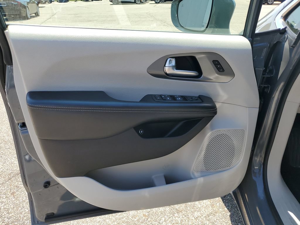 Used 2022 Chrysler Pacifica Touring-L FWD image 23