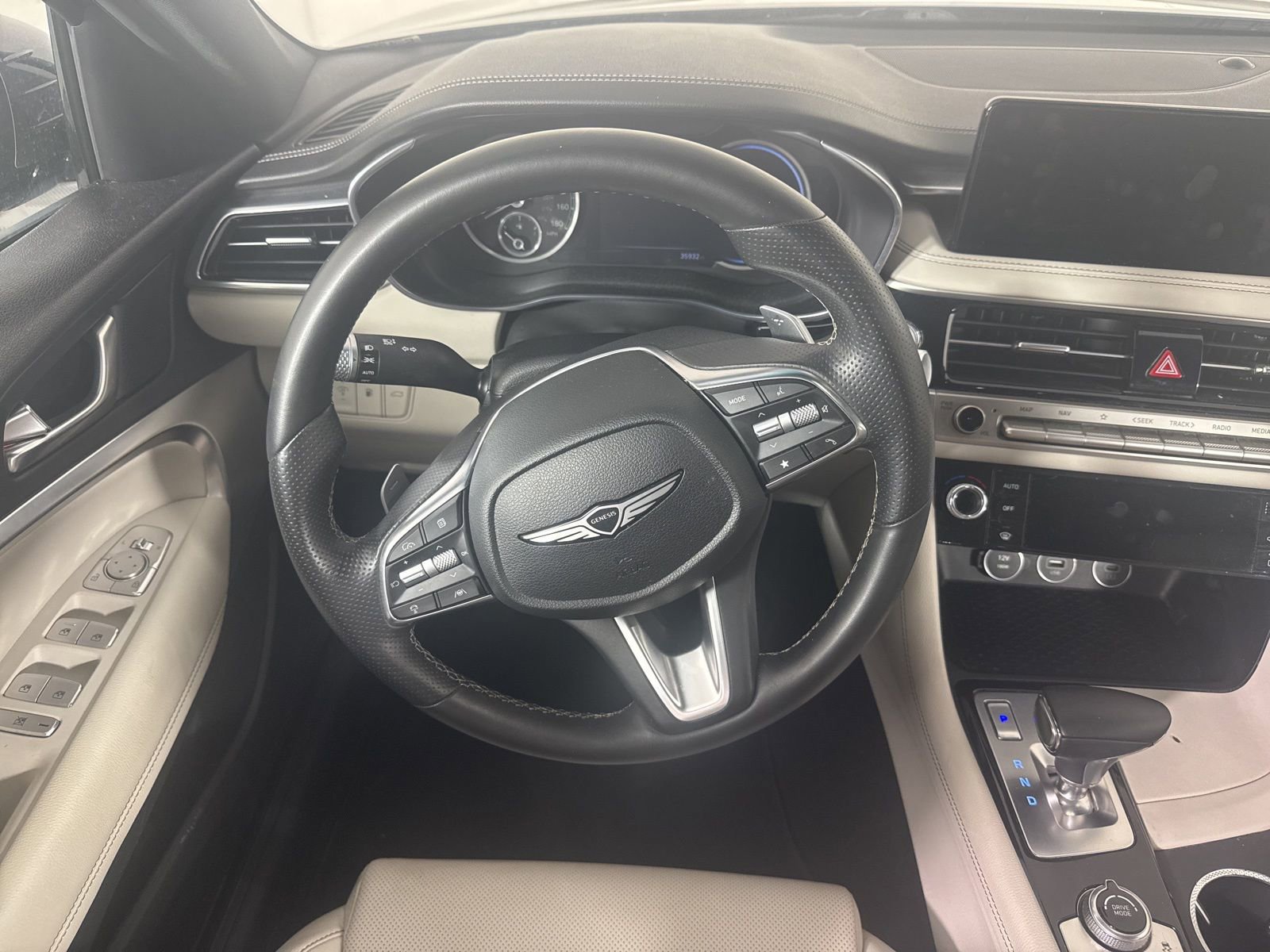 Used 2025 Genesis G70 2.5T image 11
