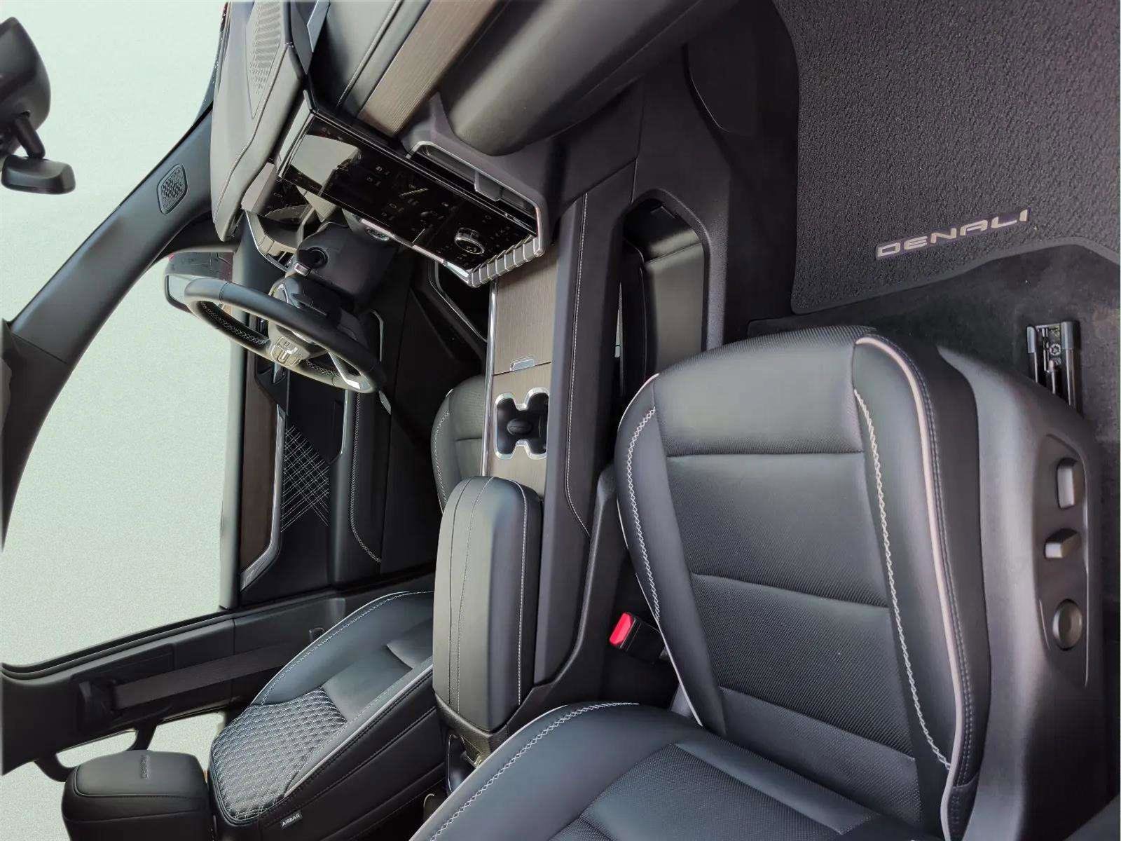 Used 2025 GMC Acadia Denali image 23