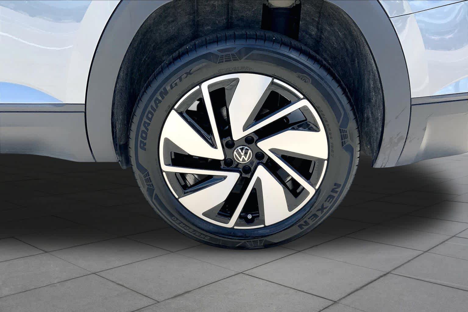 Used 2024 Volkswagen Atlas SE AWD/4WD image 11