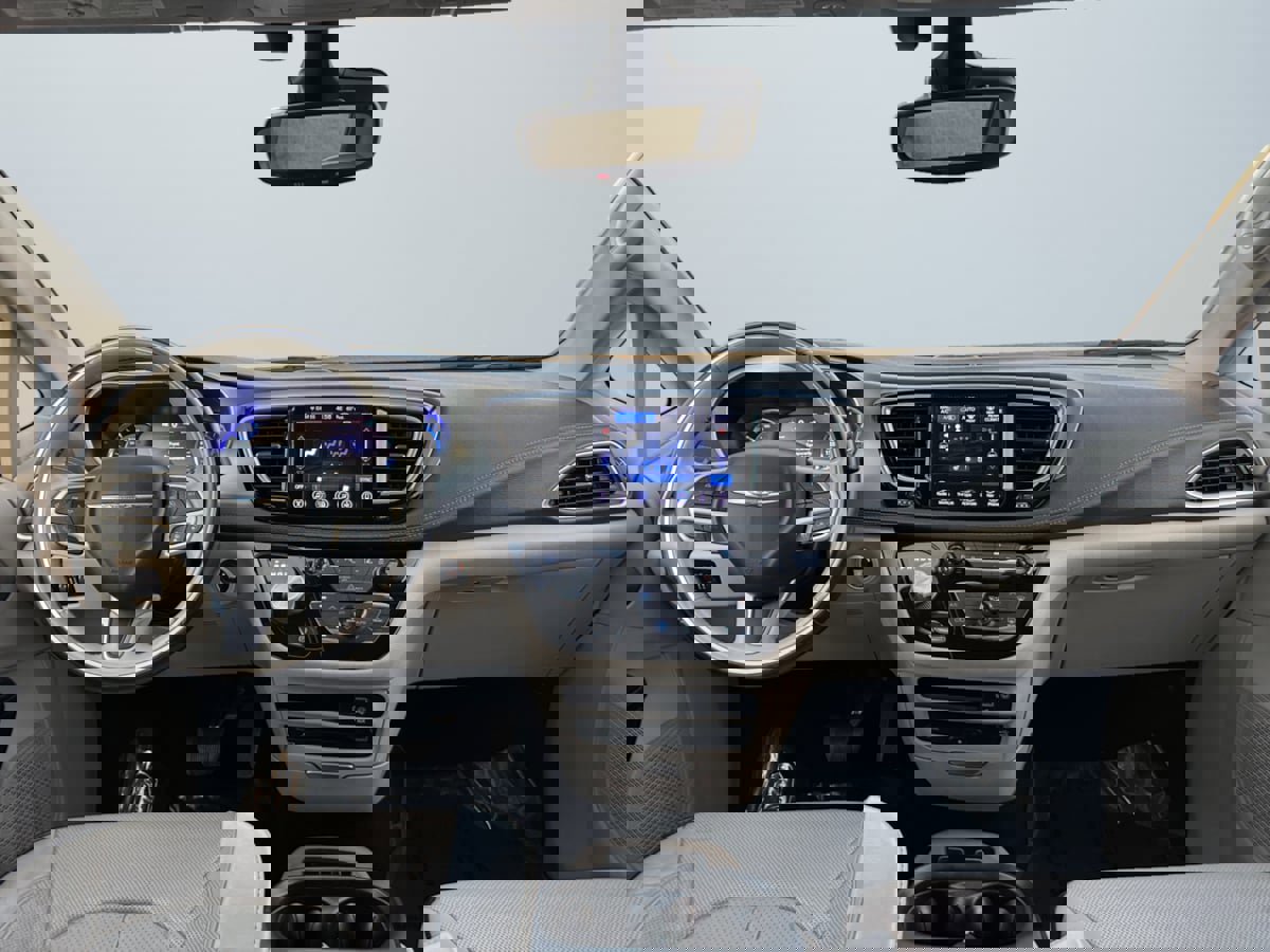 Used 2017 Chrysler Pacifica Platinum image 9