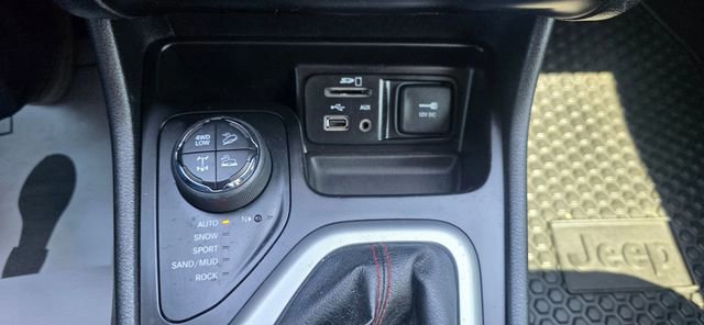 Used 2017 Jeep Cherokee Trailhawk w/ Cold Weather Group AWD/4WD image 23