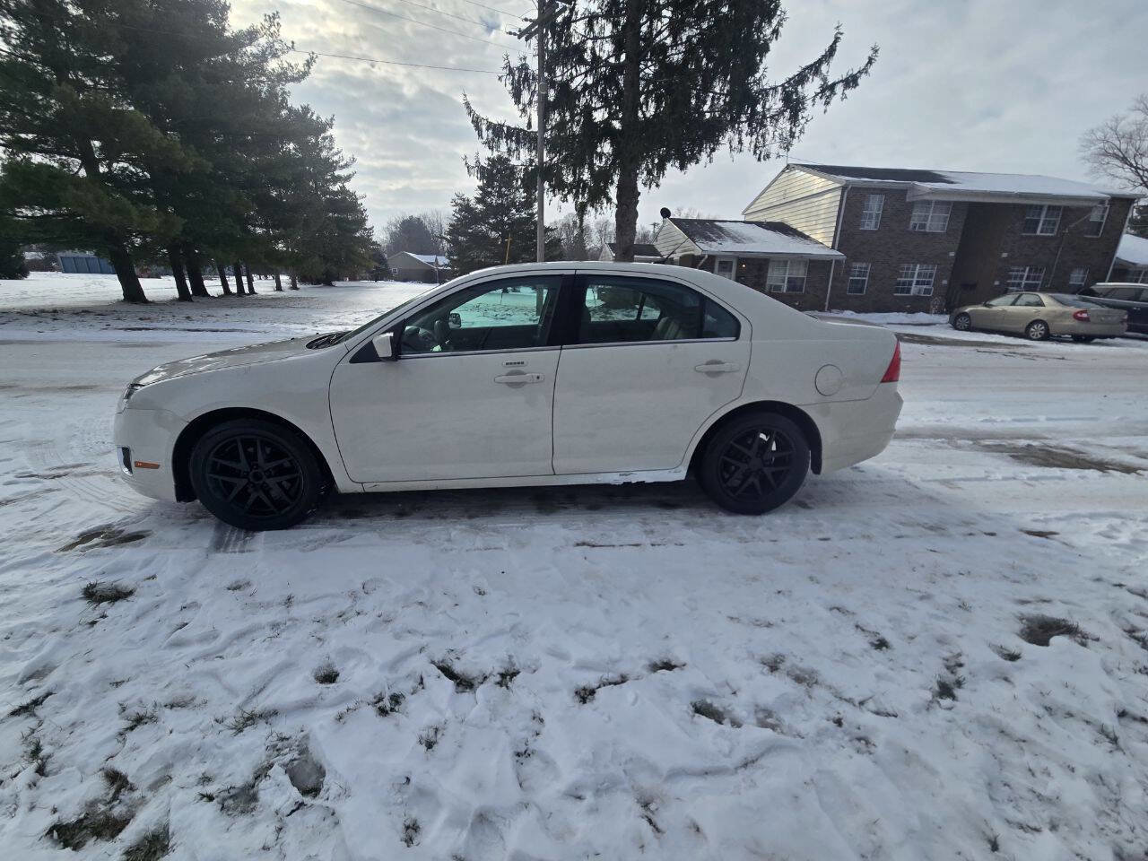 Used 2011 Ford Fusion SEL image 2