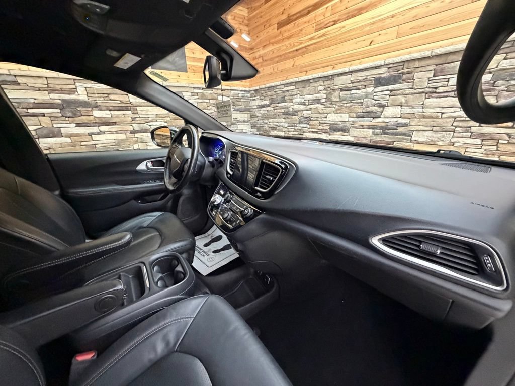 Used 2020 Chrysler Pacifica Touring-L w/ S Appearance Package FWD image 22