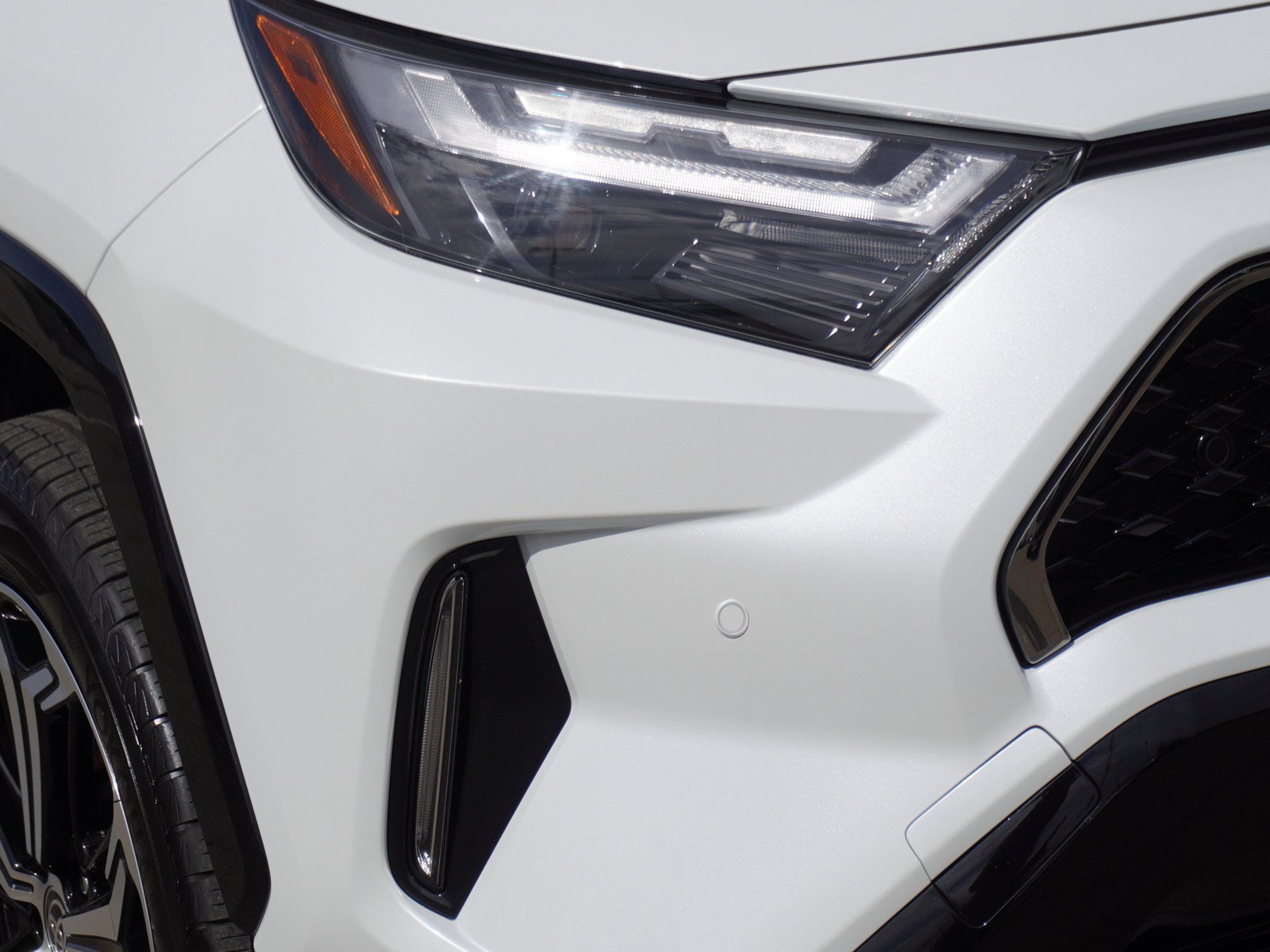 Used 2025 Toyota RAV4 XSE w/ Premium Package AWD/4WD image 3