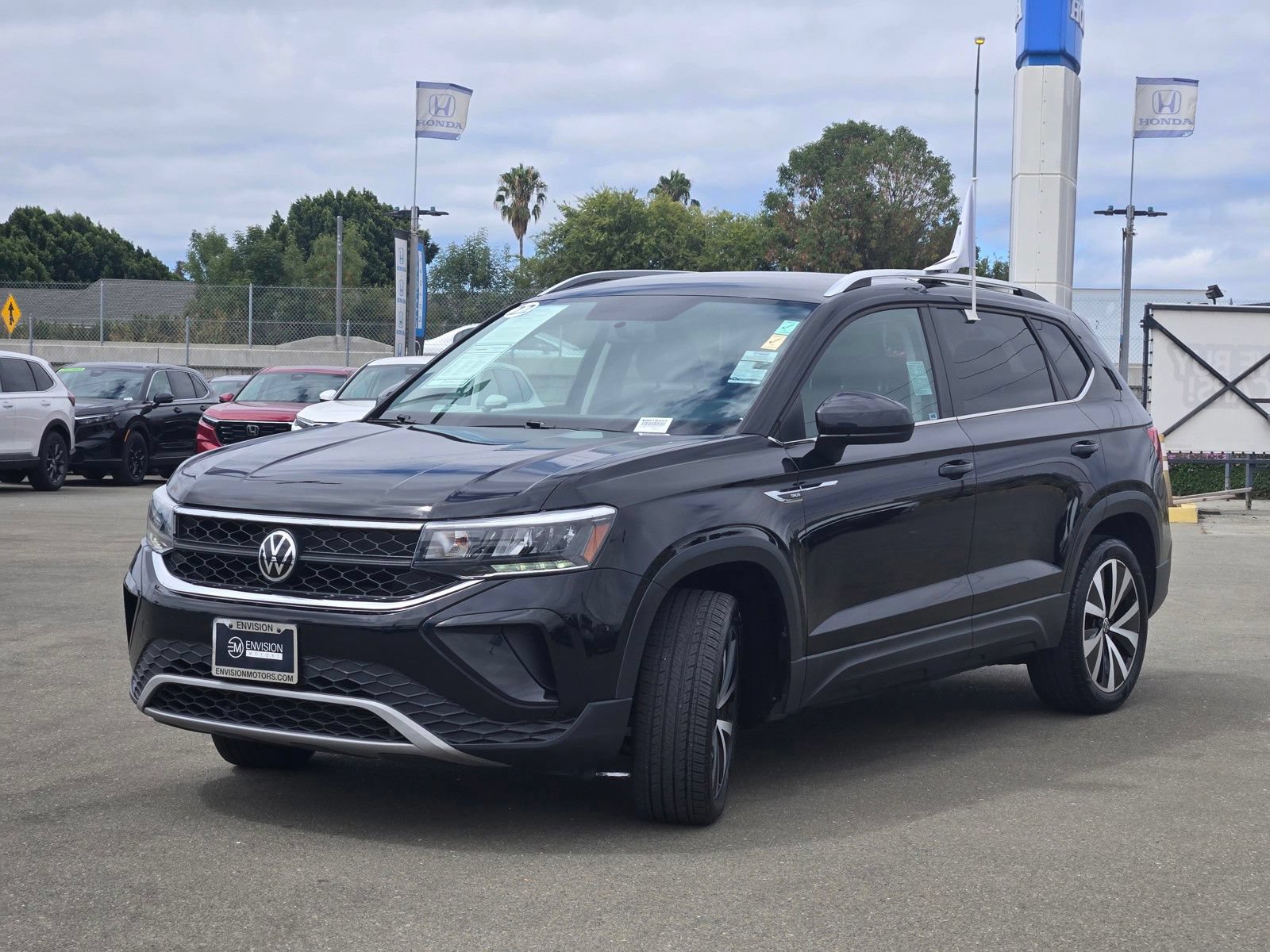 Used 2022 Volkswagen Taos SE FWD image 3