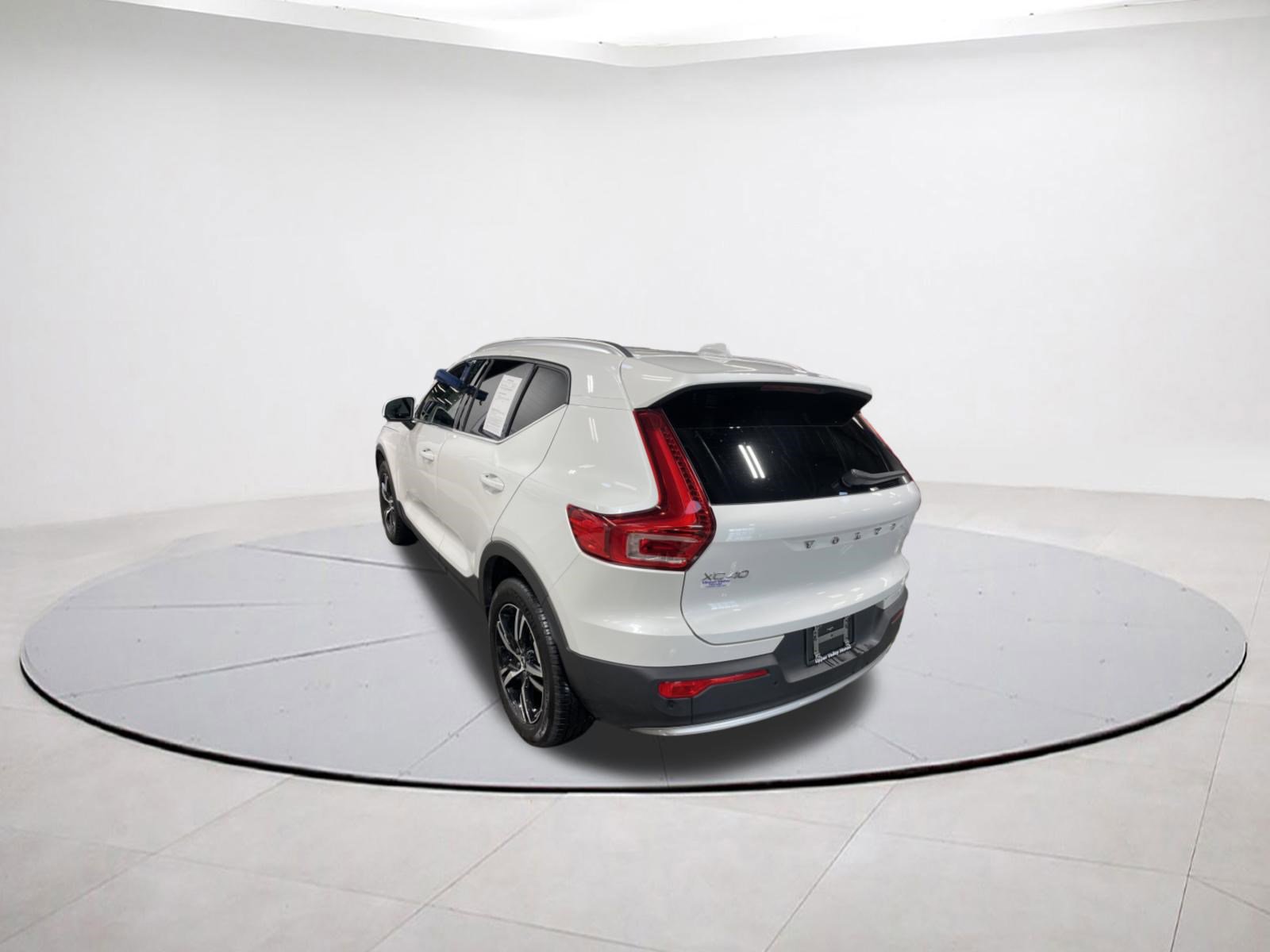Used 2025 Volvo XC40 B5 Core image 7