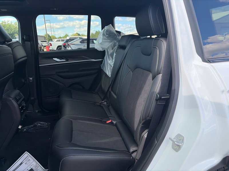New 2026 Jeep Grand Cherokee Altitude AWD/4WD image 12