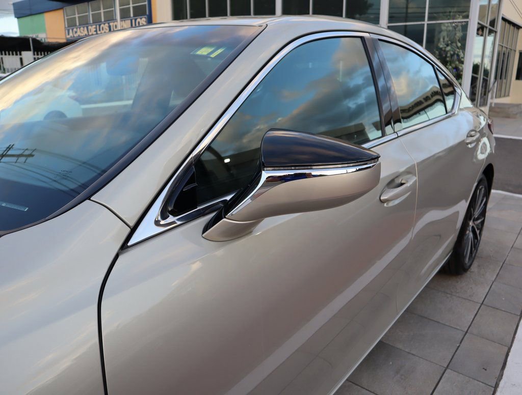 Used 2025 Lexus ES 300h w/ Premium Package FWD image 6
