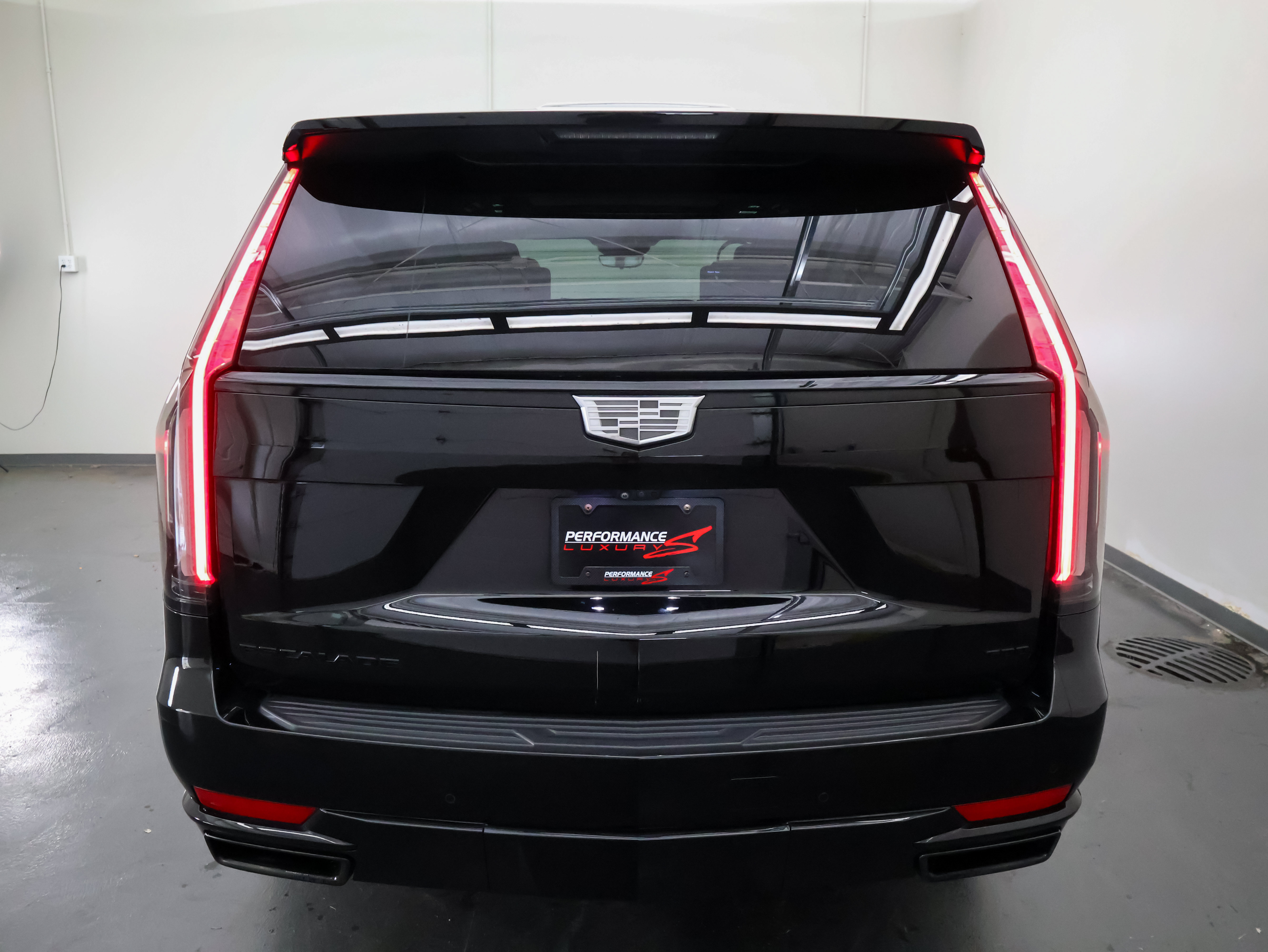 Used 2022 Cadillac Escalade Sport Platinum w/ LPO, ONYX Package AWD/4WD image 4
