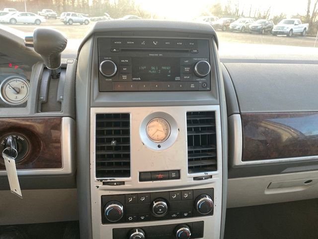 Used 2009 Chrysler Town & Country Touring image 10