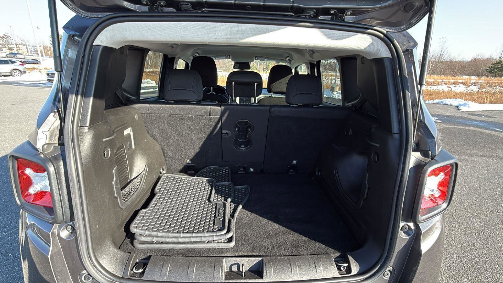 Used 2019 Jeep Renegade Latitude w/ Cold Weather Group image 21