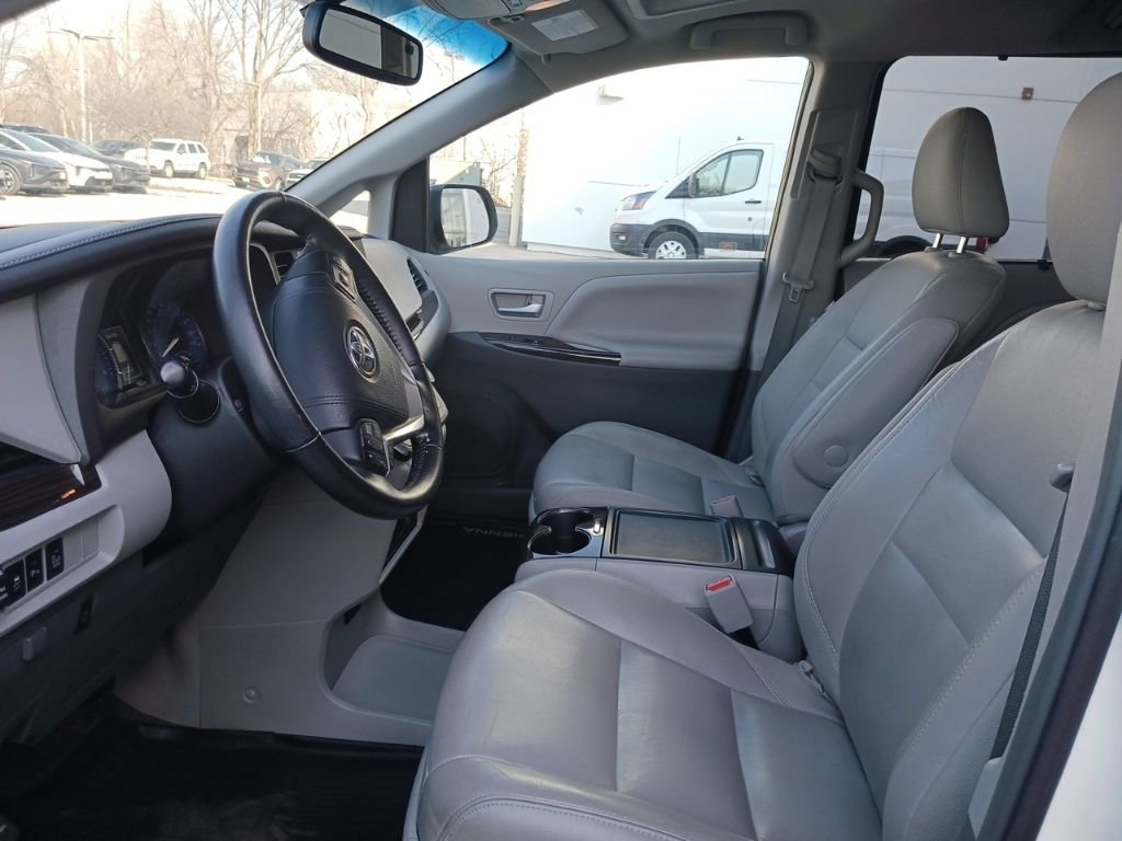 Used 2015 Toyota Sienna XLE Premium image 2