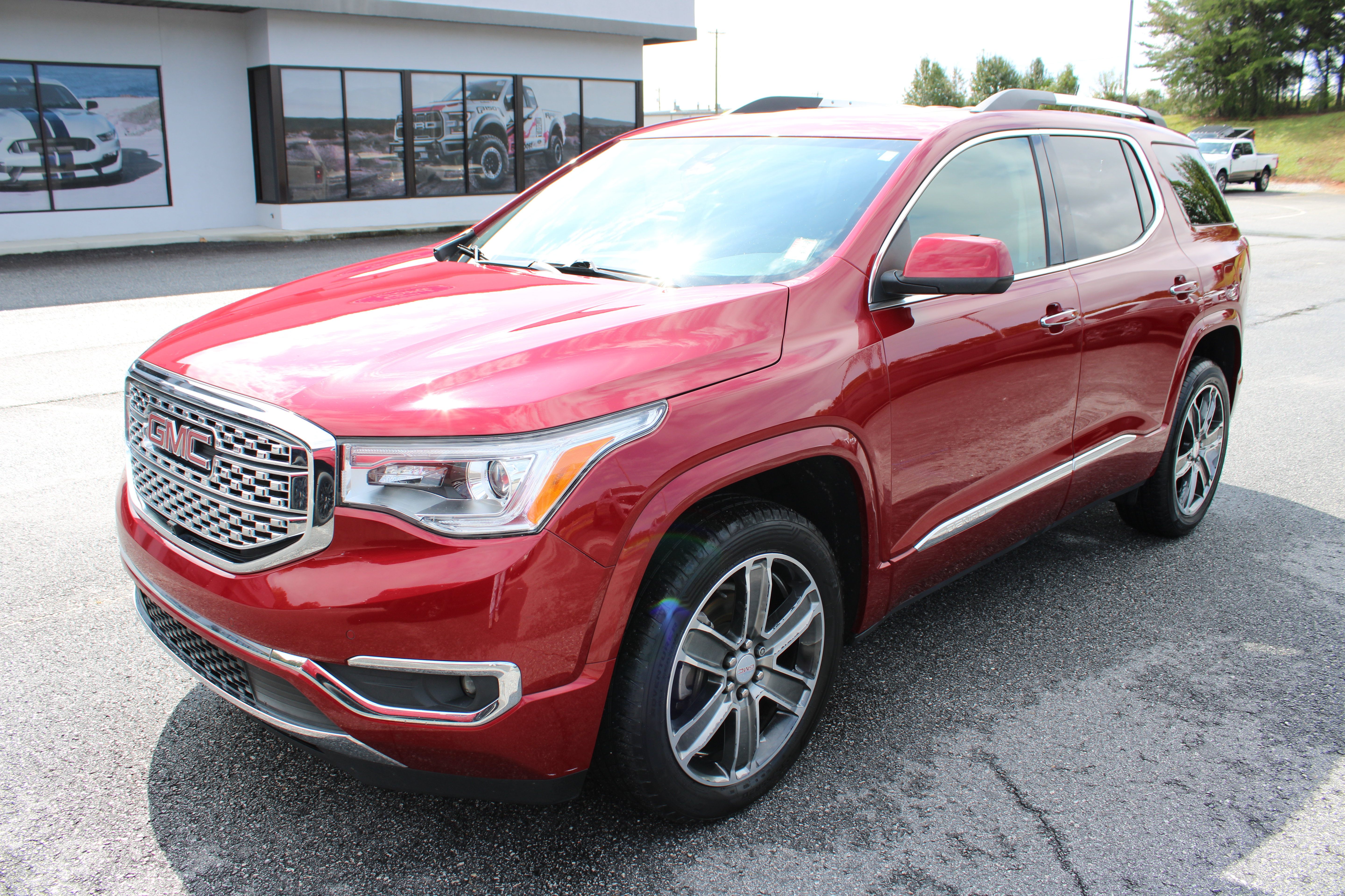 Used 2019 GMC Acadia Denali w/ Technology Package FWD image 2