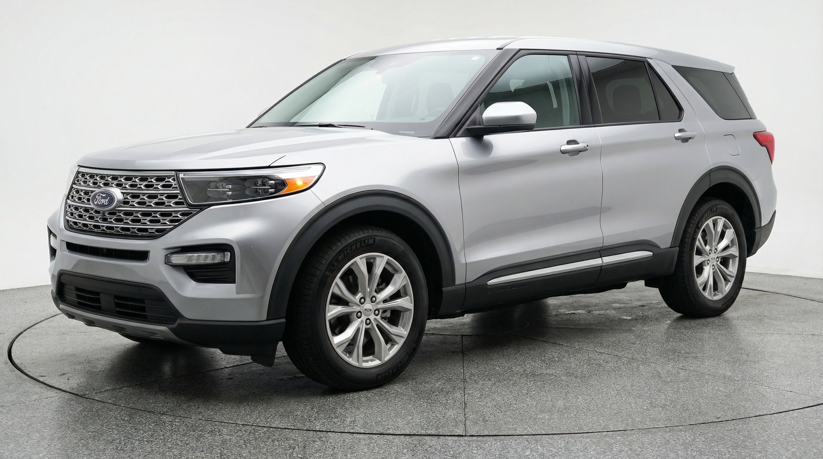 Used 2024 Ford Explorer Limited image 3