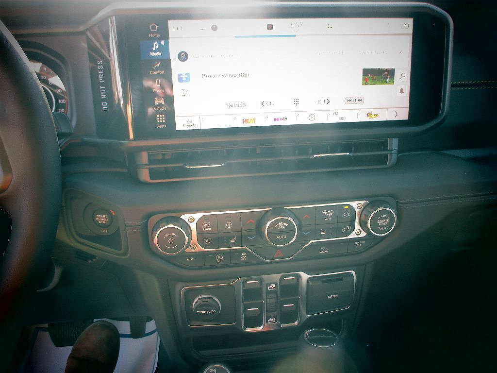 New 2025 Jeep Gladiator Sport AWD/4WD image 5
