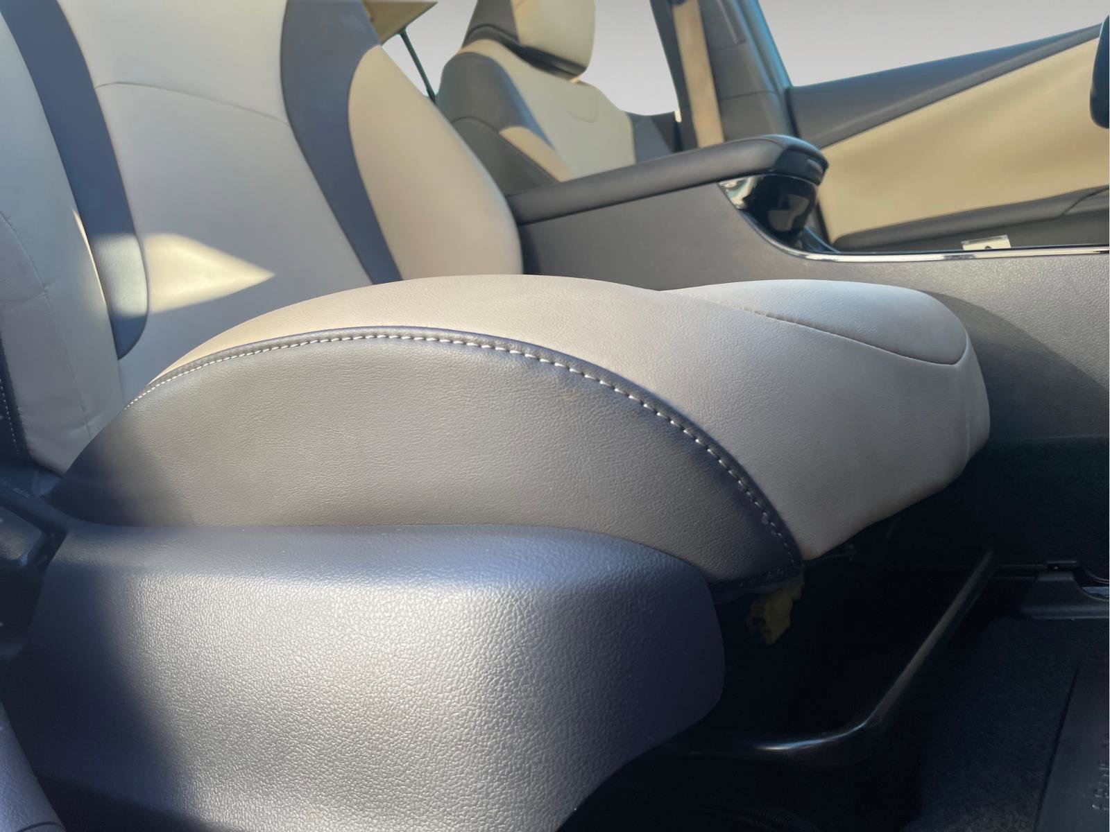 Used 2017 Toyota Prius Four w/ Protection Package image 30