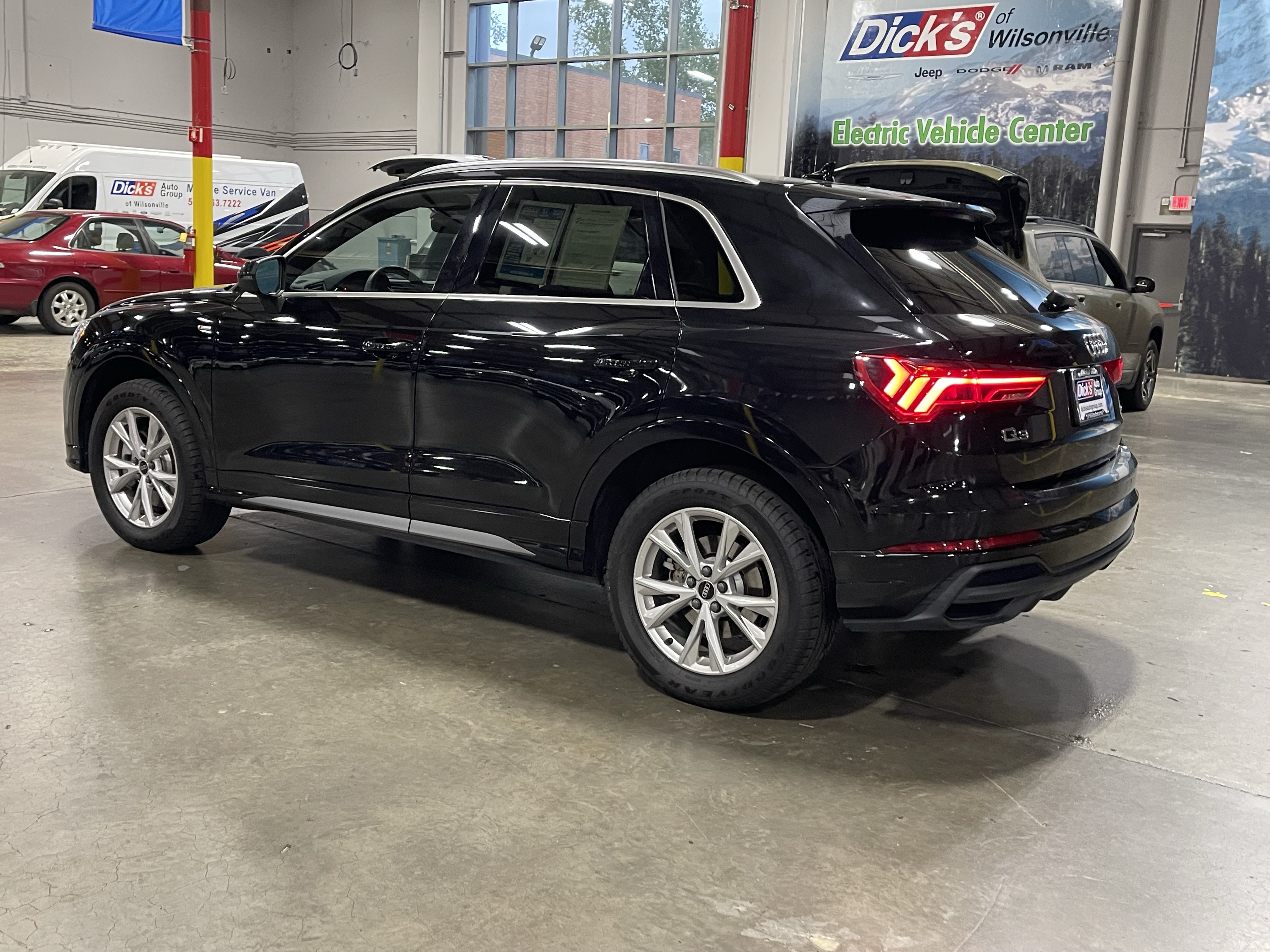 Used 2025 Audi Q3 2.0T Premium AWD/4WD image 3