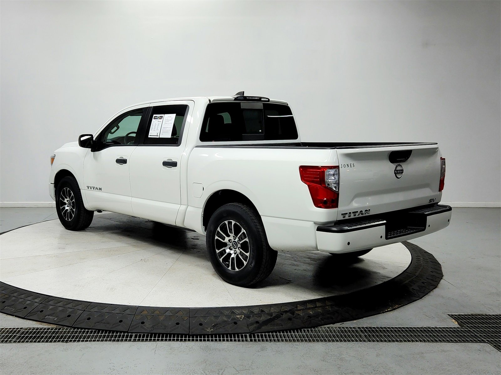 Used 2023 Nissan Titan SV image 6
