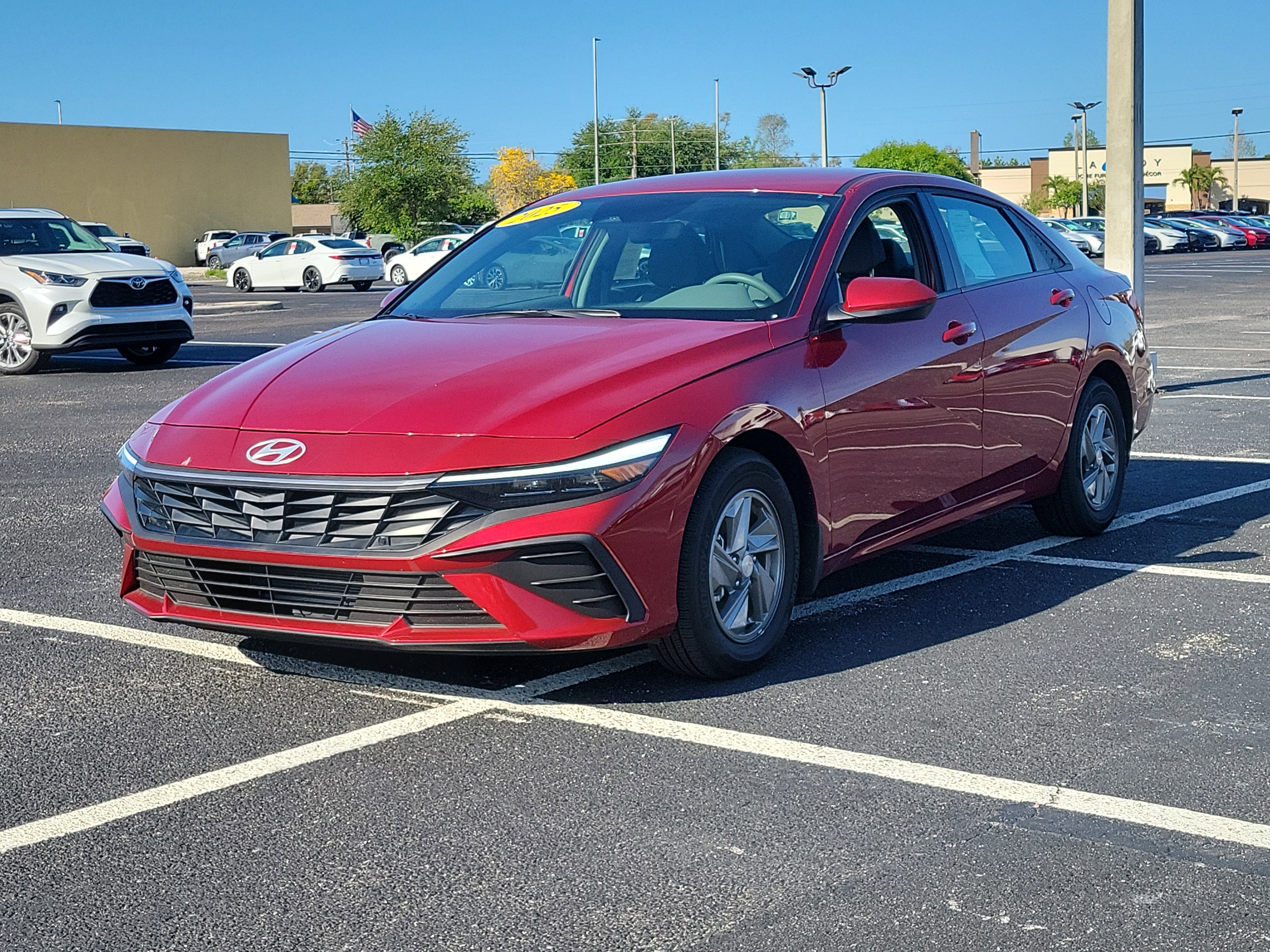 Used 2025 Hyundai Elantra SE image 3