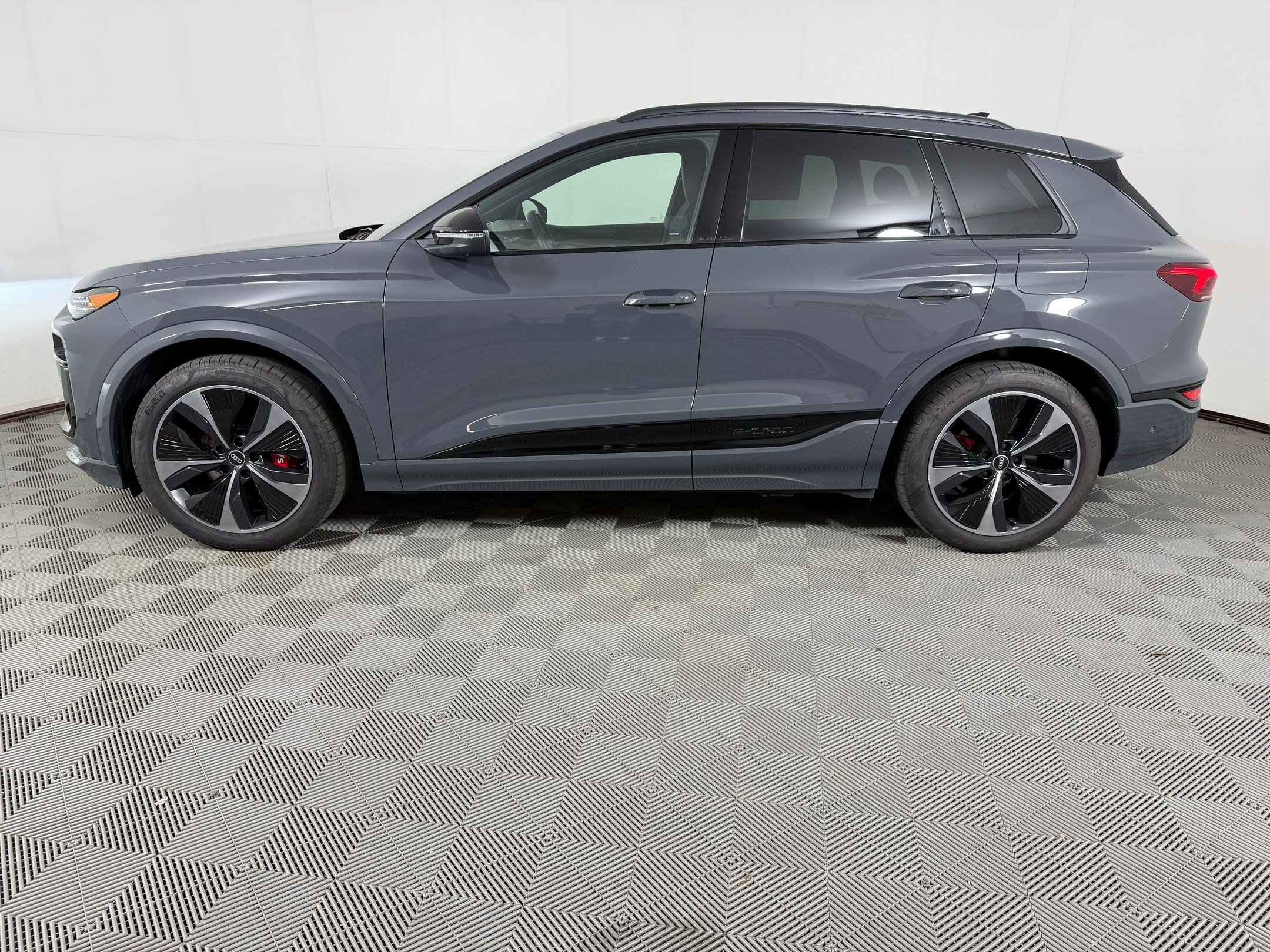 Certified 2025 Audi SQ6 e-tron Prestige w/ Black Edition One AWD/4WD image 2