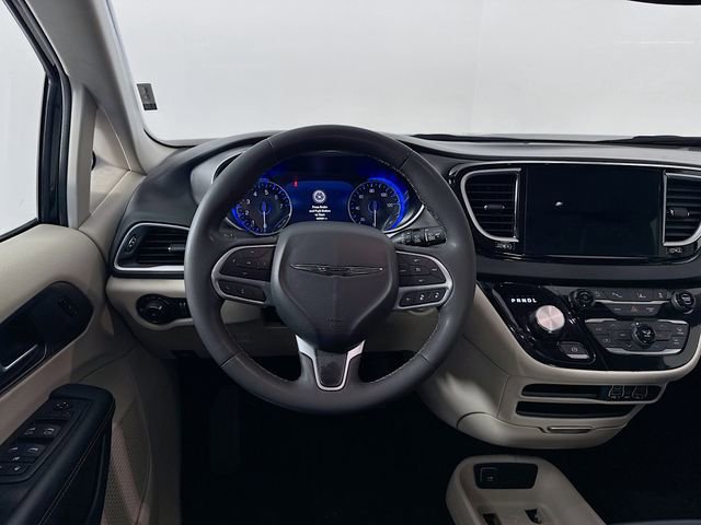 Used 2023 Chrysler Pacifica Touring-L image 22