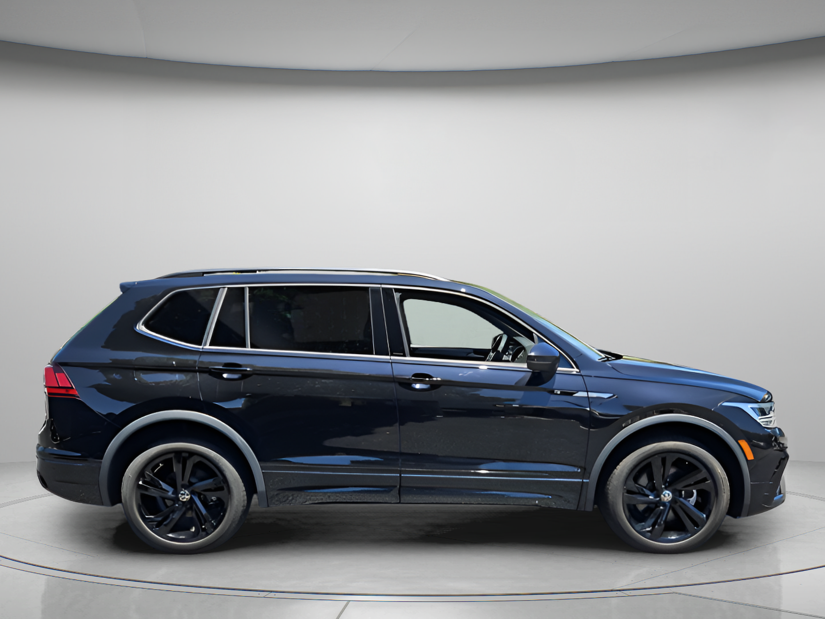 Certified 2024 Volkswagen Tiguan SE R-Line FWD image 6
