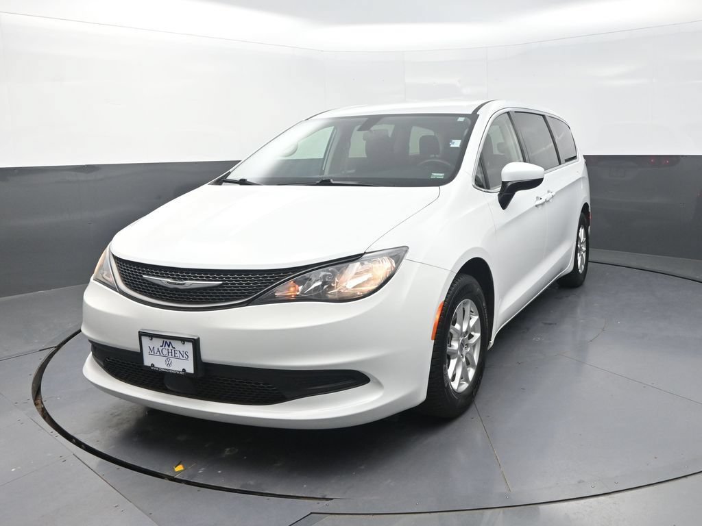 Used 2022 Chrysler Voyager LX FWD image 4