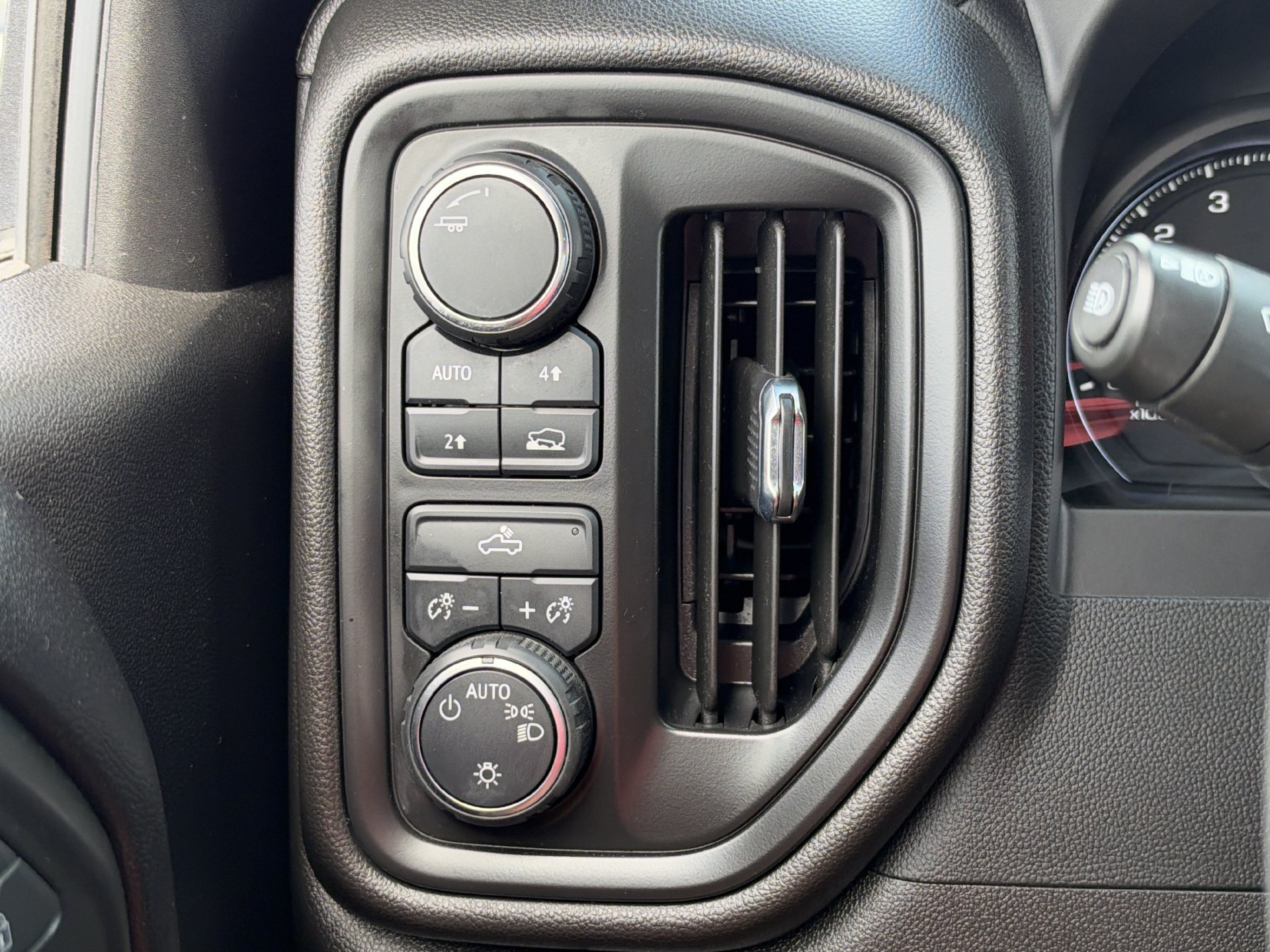 Used 2024 Chevrolet Silverado 1500 Custom w/ Turbomax Blackout Package AWD/4WD image 23