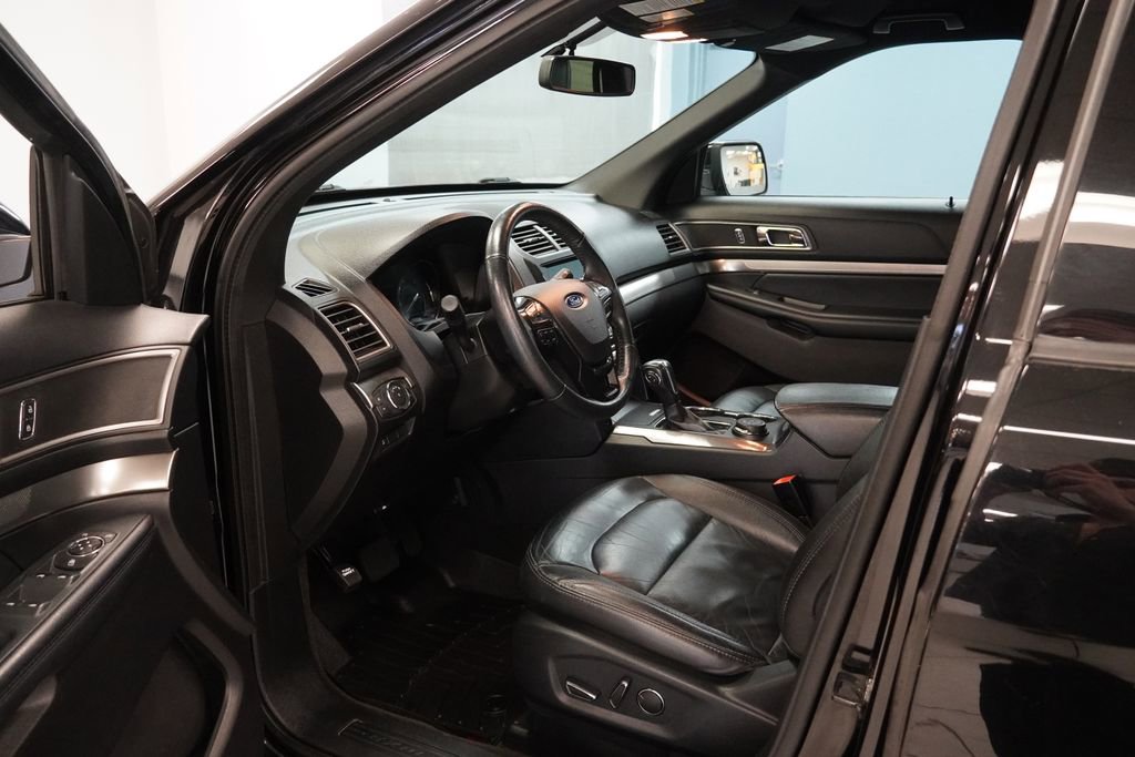 Used 2018 Ford Explorer XLT w/ Equipment Group 202A image 3