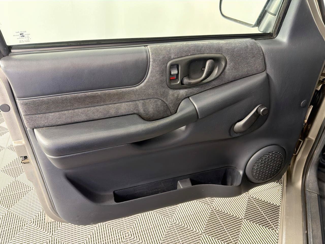 Used 2001 Chevrolet S10 Pickup 4x4 Extended Cab image 18