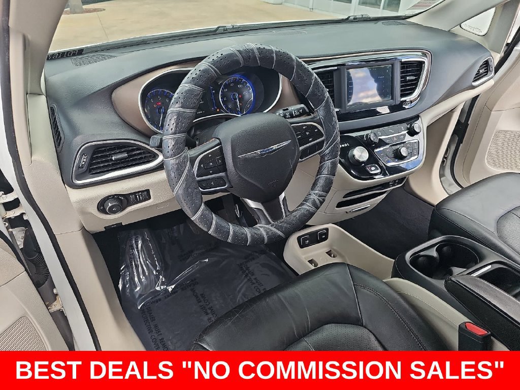 Used 2018 Chrysler Pacifica Touring-L FWD image 17