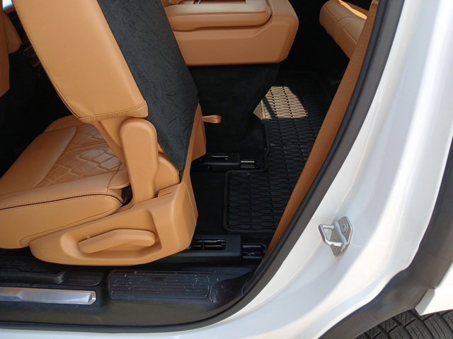 Used 2024 Jeep Grand Wagoneer Series III w/ Rear Seat Video Group 1 AWD/4WD image 18