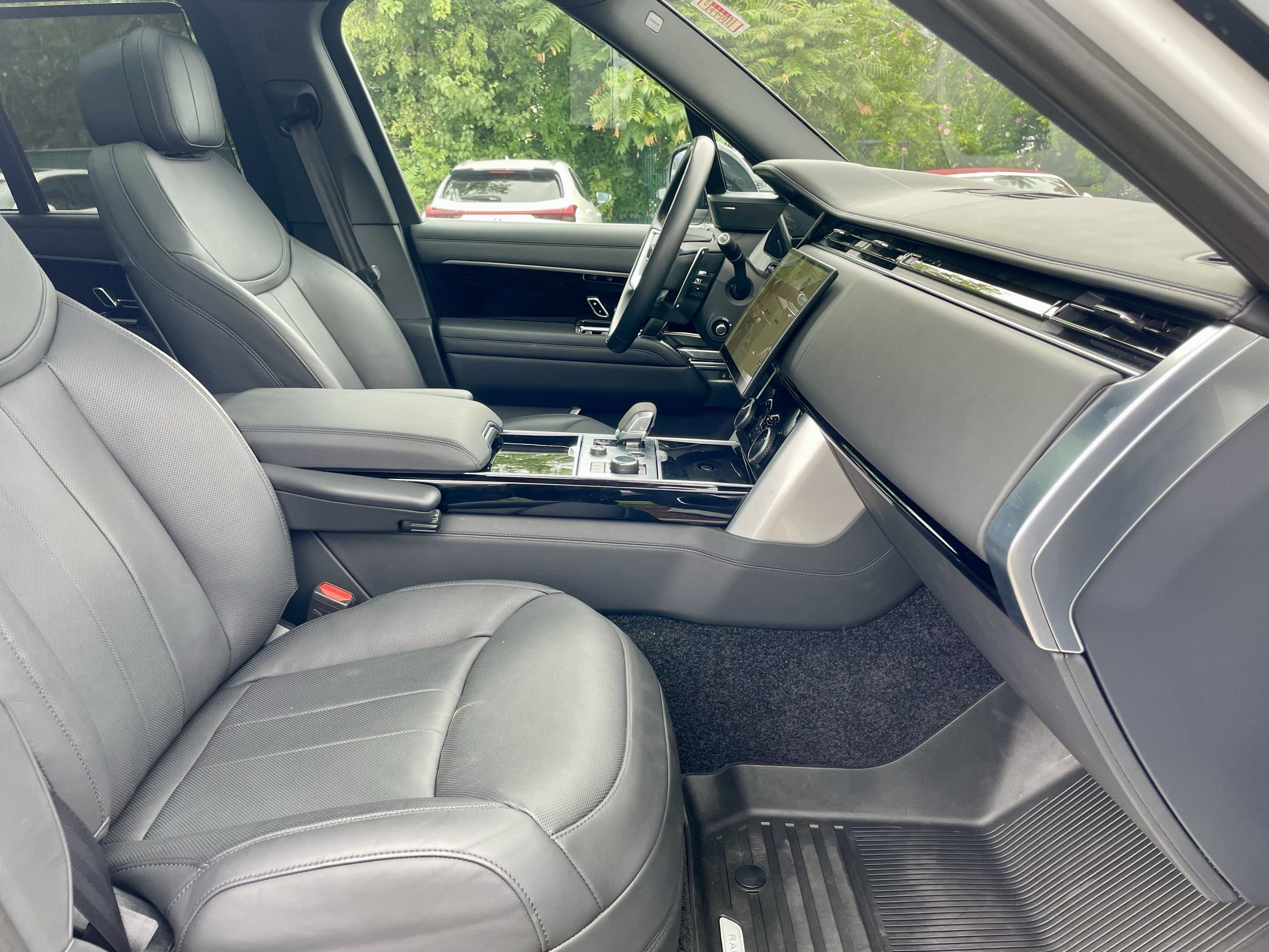 Used 2023 Land Rover Range Rover SE image 2