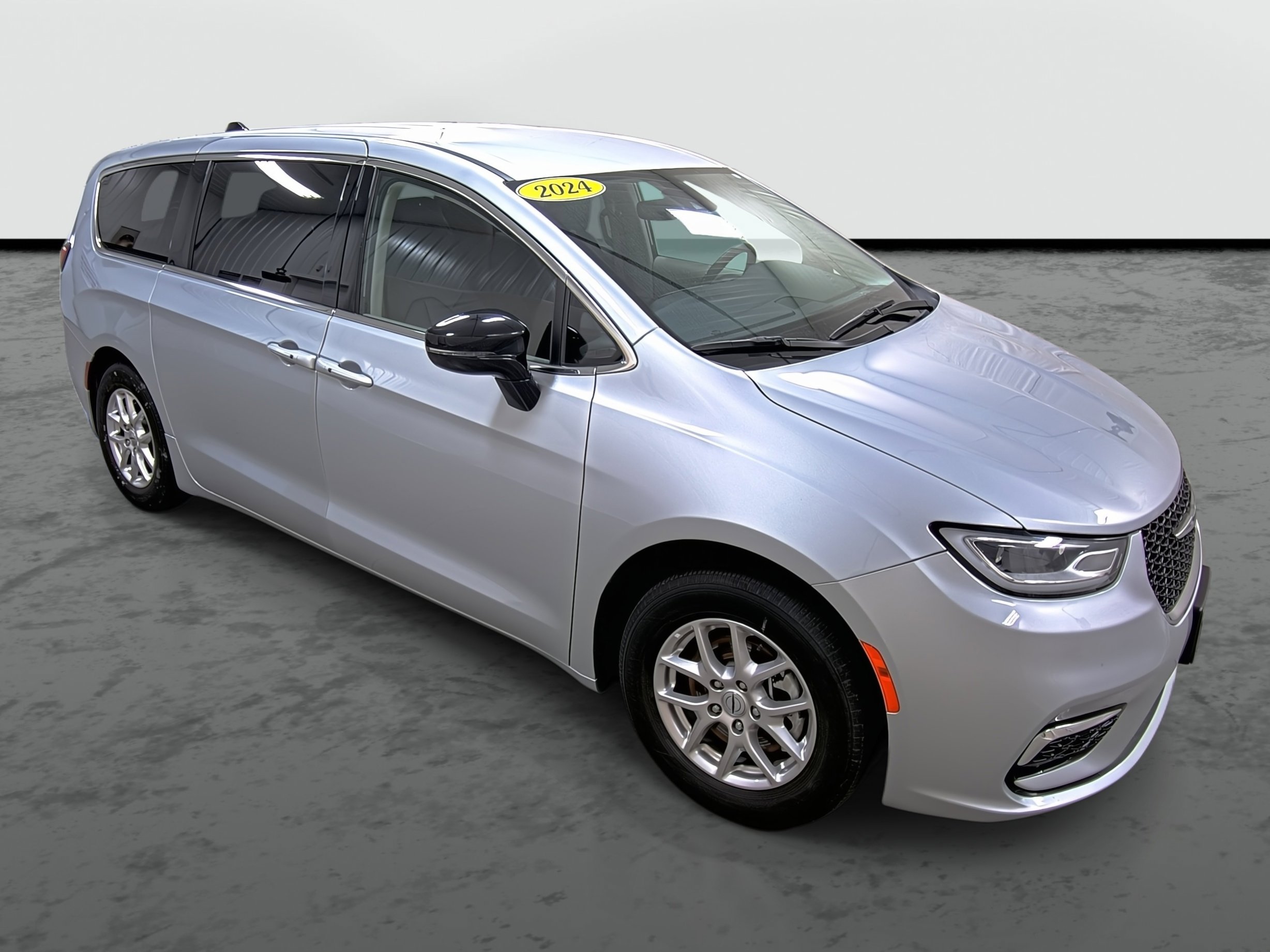 Used 2024 Chrysler Pacifica Touring-L image 5