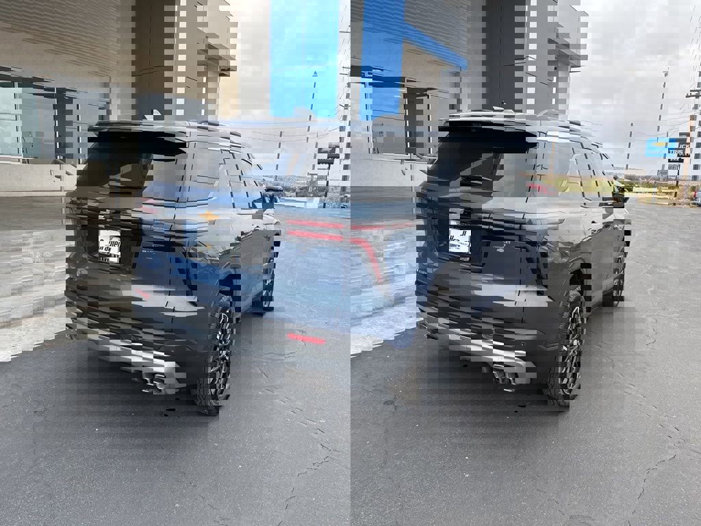 New 2026 Chevrolet Traverse LT w/ Sun and Wheel Package FWD image 5