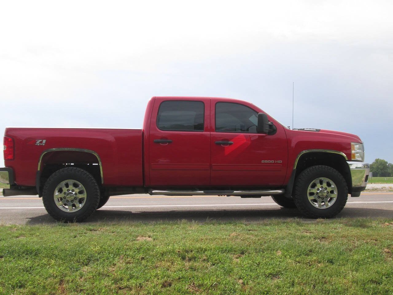 Used 2011 Chevrolet Silverado 2500 LT w/ Interior Plus Package AWD/4WD image 5