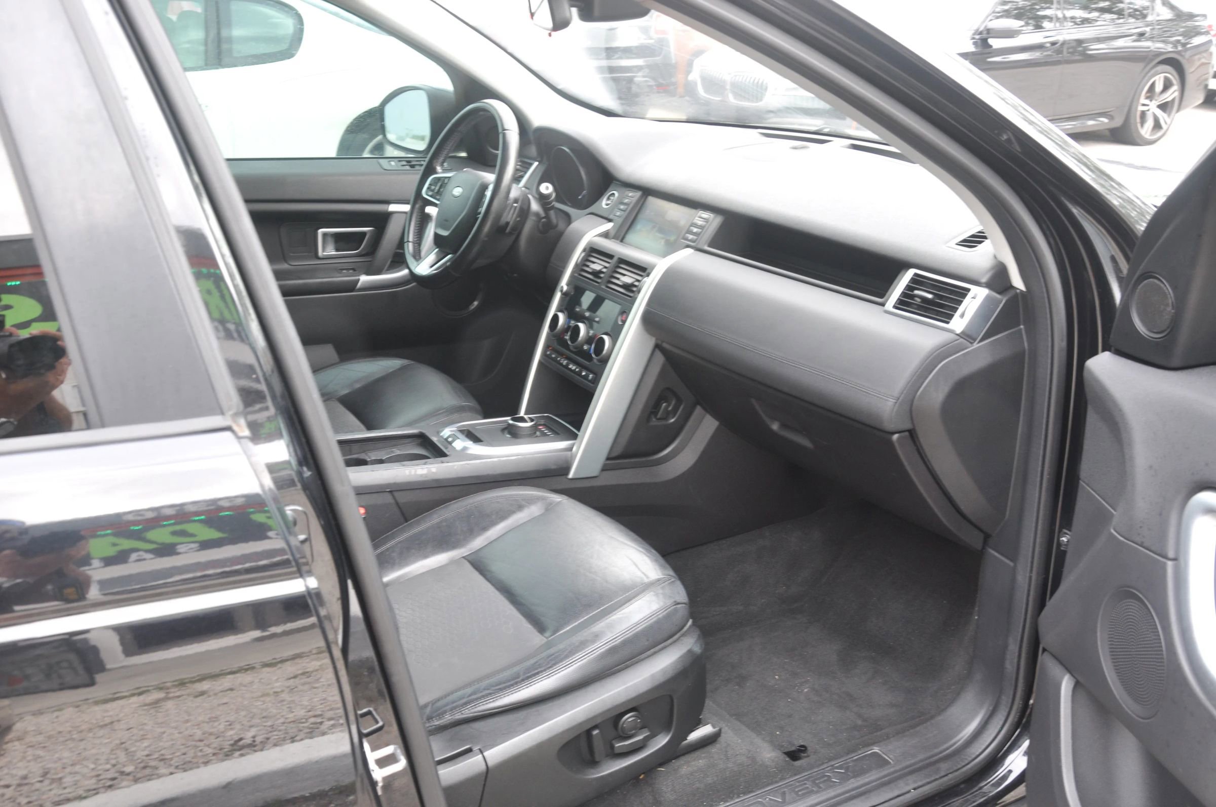 Used 2017 Land Rover Discovery Sport SE AWD/4WD image 26